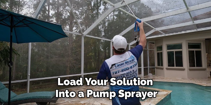 Load Your Solution 
Into a Pump Sprayer